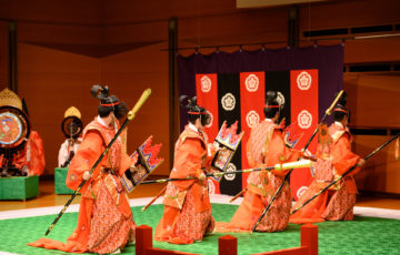 「奈良の大仏」と称される舞楽「陪臚(ばいろ」